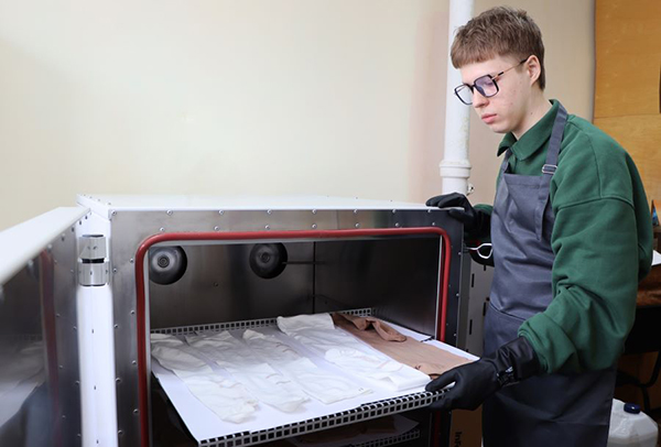 Студент ОмГТУ Даниил Силантьев разработал технологию создания трикотажа для лечения болезней нижних конечностей(2026)|Фото: Омский государственный технический университет