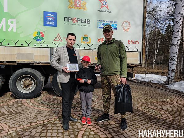 Дмитрий Захаркин во время отправки гуманитарного груза на СВО из Храма Спиридона Тримифунтского в Екатеринбурге (2026)|Фото: Накануне.RU
