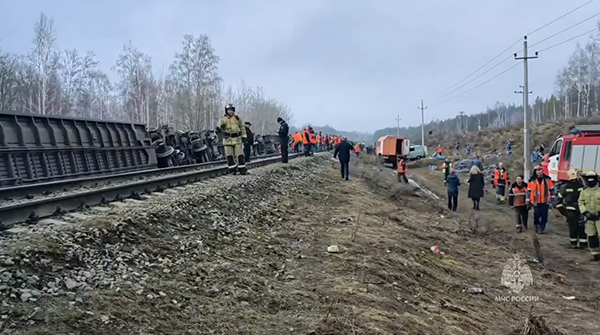 Место схода вагонов пассажирского поезда в Ульяновской области(2026)|Фото: скриншот с видео МЧС России