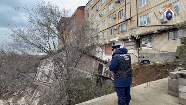 Следователь на месте обрушения жилого дома на улице Айвазовского в Махачкале(2026)|Фото: скриншот с видео СУ Следственного комитета России по Республике Дагестан