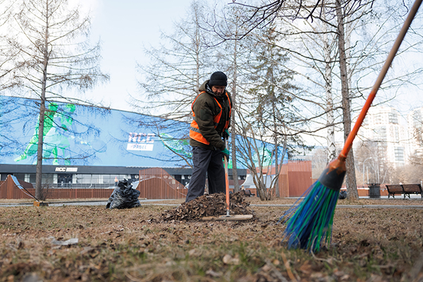 Уборка сквера "Аллея дворца спорта" в Екатеринбурге(2026)|Фото: Андрей Фомин
