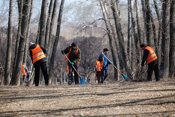 Уборка сквера "Аллея дворца спорта" в Екатеринбурге(2026)|Фото: Андрей Фомин