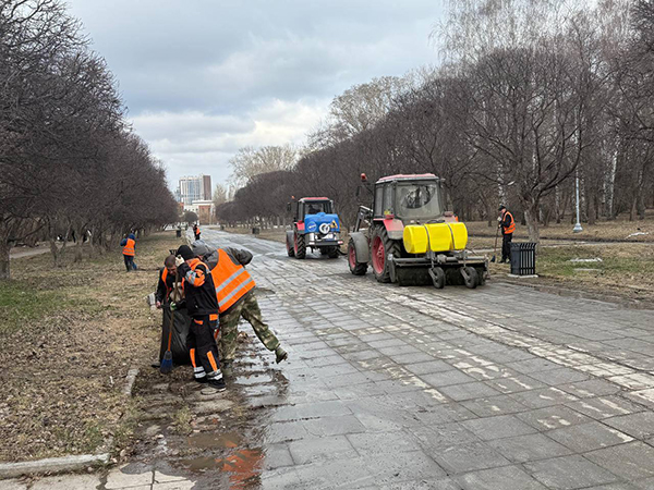 Уборка сквера "Аллея дворца спорта" в Екатеринбурге(2026)|Фото: Андрей Фомин