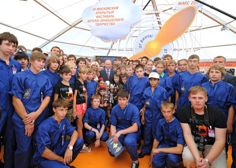 путин владимир макс-2011 экспозиция московского открытого фестиваля детско-юношеского творчества 
