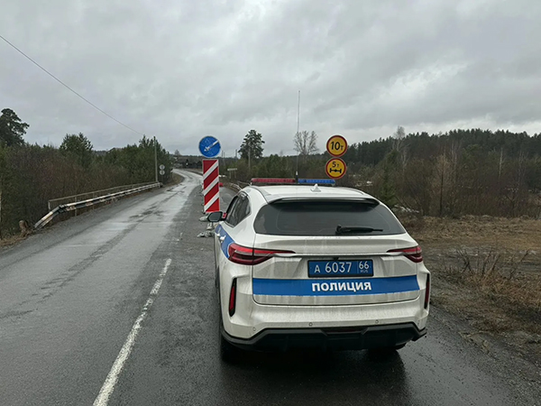 Полицейский автомобиль у моста через реку Утка(2026)|Фото: В.Н. Горелых