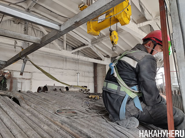 Рабочий на котельной "Южная" в Екатеринбурге(2026)|Фото: Накануне.RU