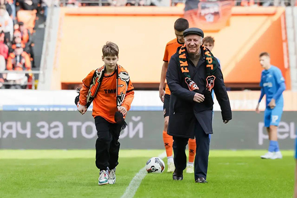 Акция, когда символический удар по мячу в начале матча ФК "Урал" наносят дети с ограниченными возможностями здоровья(2026)|Фото: пресс-служба Трубной металлургической компании
