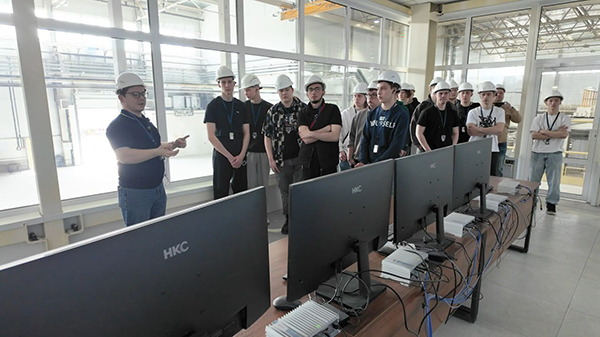 Студенты Университетского колледжа УрГПУ посетили завод "Теплит"(2026)|Фото: пресс-служба строительного холдинга "Атом"