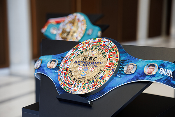 Чемпионские пояса боксера Дмитрия Бивола в Екатеринбурге(2026)|Фото: Андрей Фомин