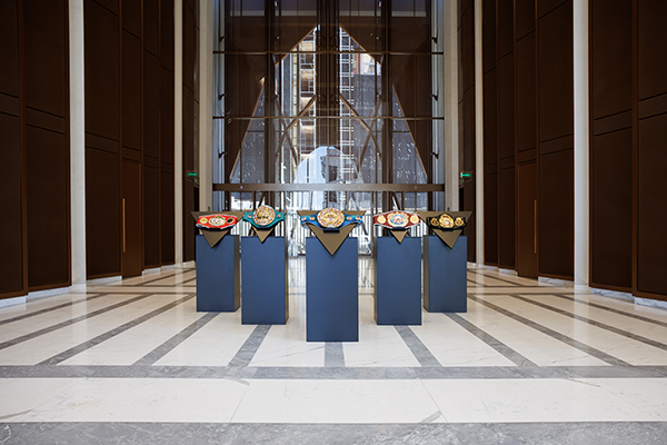 Чемпионские пояса боксера Дмитрия Бивола в Екатеринбурге(2026)|Фото: Андрей Фомин