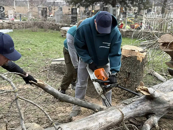 Волонтеры Алексея Вихарева и свердловские добровольцы на субботнике в ДНР(2026)|Фото предоставлено участниками "Добровольческого десанта"