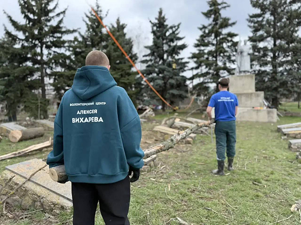 Волонтеры Алексея Вихарева и свердловские добровольцы на субботнике в ДНР(2026)|Фото предоставлено участниками "Добровольческого десанта"