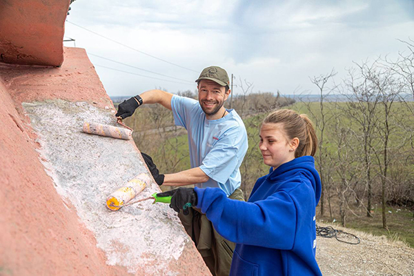 Волонтеры Алексея Вихарева и свердловские добровольцы на субботнике в ДНР(2026)|Фото предоставлено участниками "Добровольческого десанта"
