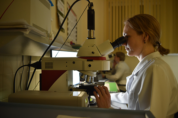 Сотрудники лаборатории Центра детской онкологии и гематологии ОДКБ Екатеринбурга(2026)|Фото: Благотворительный фонд "Дети России"