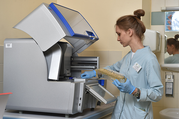 Сотрудники лаборатории Центра детской онкологии и гематологии ОДКБ Екатеринбурга(2026)|Фото: Благотворительный фонд "Дети России"