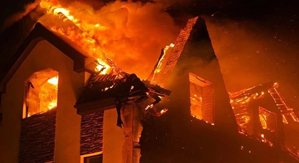 Горящий дом по ул. Скальной в Екатеринбурге(2026)|Фото: СУ Следственного комитета РФ по Свердловской области