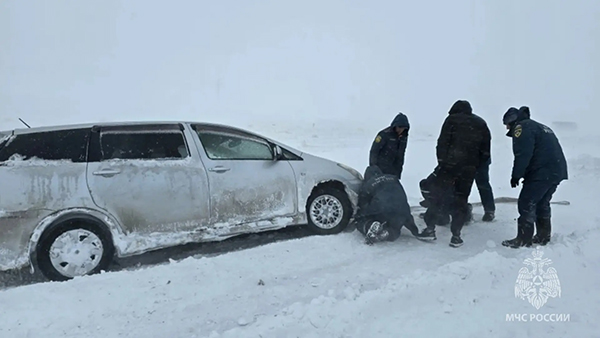 Спасатели МЧС России оказывают помощь гражданам в заторе на трассе "Чита – Забайкальск"(2026)|Фото: ГУ МЧС России по Забайкальскому краю