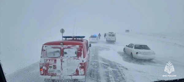 Спасатели МЧС России оказывают помощь гражданам в заторе на трассе "Чита – Забайкальск"(2026)|Фото: ГУ МЧС России по Забайкальскому краю