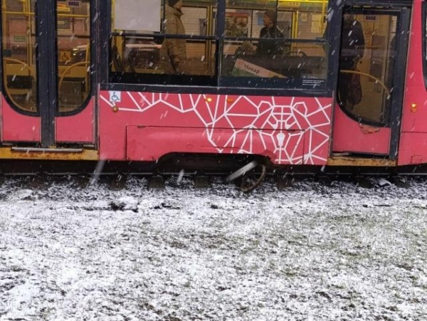 Трамвай сошел с рельсов в Перми(2026)|Фото: Пермь ЧП и ДТП, новости //t.me/chp_prm