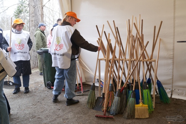 Субботник в парке на улице Чкалова(2026)|Фото: Уральский меридиан, Лидия Аникина