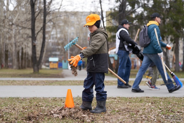 Субботник в парке на улице Чкалова(2026)|Фото: Уральский меридиан, Лидия Аникина