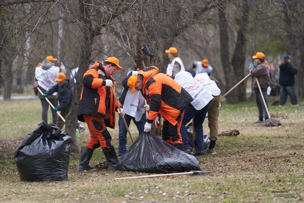 Субботник в парке на улице Чкалова(2026)|Фото: Уральский меридиан, Лидия Аникина