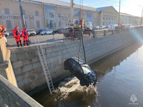Легковой автомобиль протаранил ограждения и упал в Обводной канал в Адмиралтейском районе Санкт-Петербурга(2026)|Фото: ГУ МЧС России по Санкт-Петербургу 