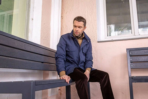 Установка экоскамеек у горбольницы в Ирбите(2026)|Фото: пресс-служба Алексея Вихарева