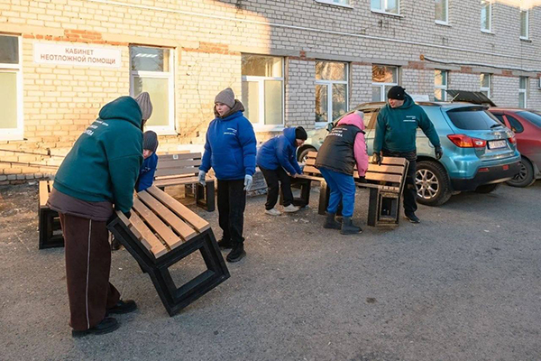 Установка экоскамеек у горбольницы в Ирбите(2026)|Фото: пресс-служба Алексея Вихарева