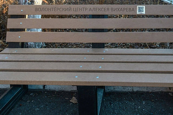 Установка экоскамеек у горбольницы в Ирбите(2026)|Фото: пресс-служба Алексея Вихарева