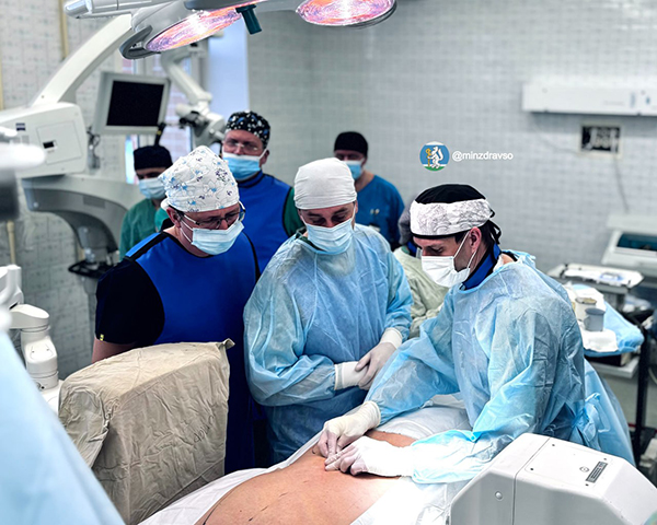 Установка нейростимулятора для устранения боли бойцу СВО свердловскими врачами(2026)|Фото: пресс-служба Минздрава Свердловской области