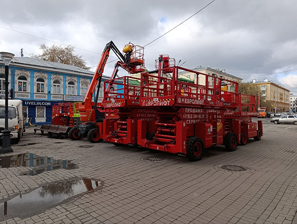 Подготовка к демонтажу медиаэкрана на улице Вайнера в Екатеринбурге(2026)|Фото: telegram-канал "Екатеринбург. Главное" / t.me/ekatglavnoe