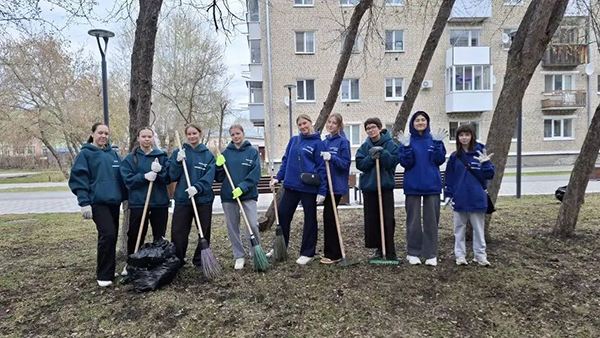 Волонтеры Алексея Вихарева на Всероссийском субботнике в Ирбите(2026)|Фото: Волонтерский центр Алексея Вихарева