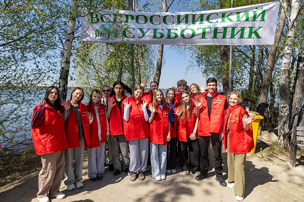 Волонтеры Алексея Вихарева на субботнике в Шарташском лесопарке Екатеринбурга(2026)|Фото: Волонтерский центр Алексея Вихарева