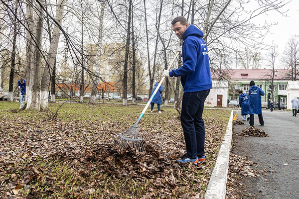 Алексей Вихарев с активистами на уборке зеленой территории вокруг 23-й городской больницы Екатеринбурга(2026)|Фото: пресс-служба Алексея Вихарева