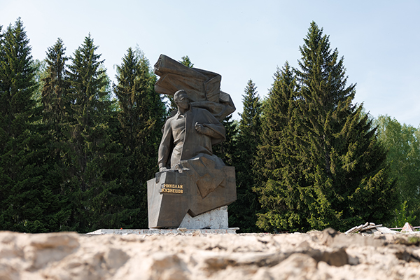 Ремонт памятника легендарному разведчику Николаю Кузнецову в Екатеринбурге(2026)|Фото: Андрей Фомин