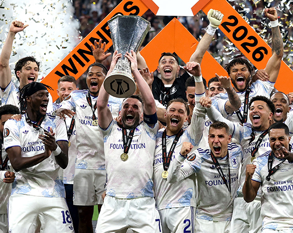 Английская "Астон Вилла" с трофеем Лиги Европы UEFA(2026)|Фото: Bradley Secker / EPA