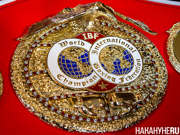 Пояс IBF (Международной боксерской федерации), представленный на пресс-конференции, посвящённой бою Дмитрия Бивола против Михаэль Айферта в Екатеринбурге(2026)|Фото: Накануне.RU