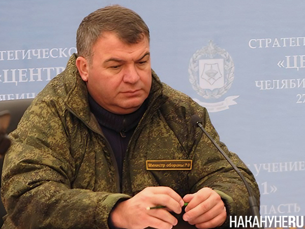 Анатолий Сердюков во время учений "Центр 2011"(2011)|Фото: Накануне.RU Анатолий Сердюков во время учений "Центр 2011"(2011)|Фото: Накануне.RU