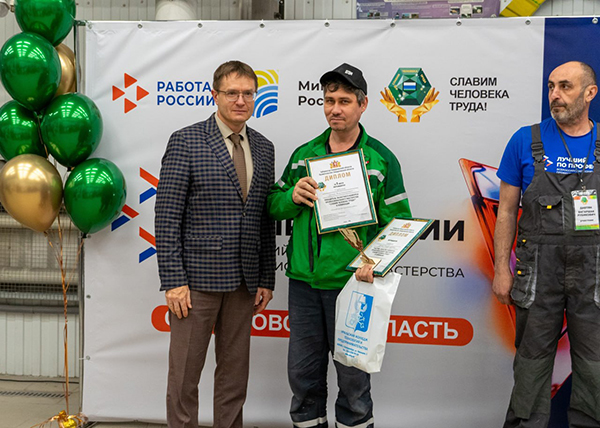 Горбунов Денис, взявший первое место в номинации "Лучший плиточник" на региональном этапе конкурса "Славим человека труда"(2026)|Фото: пресс-служба "Атомстройкомплекс"