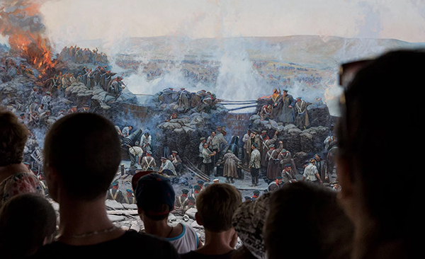 Посетители музея-панорамы "Оборона Севастополя 1854-1855 годов"(2026)|Фото: Станислав Красильников / ТАСС
