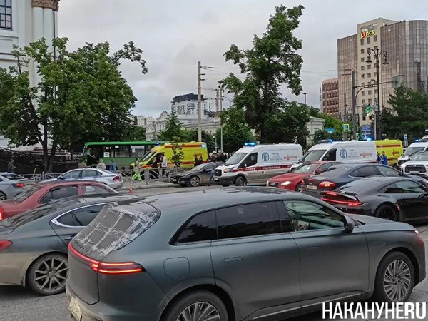 ДТП с автобусом, сбившим людей около храма Большой Златоуст в Екатеринбурге(2026)|Фото: Накануне.RU ДТП с автобусом, сбившим людей около храма Большой Златоуст в Екатеринбурге(2026)|Фото: Накануне.RU