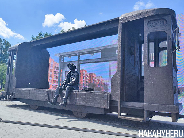 Памятник режиссеру Алексею Балабанову в Екатеринбурге(2026)|Фото: Накануне.RU Памятник режиссеру Алексею Балабанову в Екатеринбурге(2026)|Фото: Накануне.RU