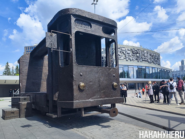 Памятник режиссеру Алексею Балабанову в Екатеринбурге(2026)|Фото: Накануне.RU Памятник режиссеру Алексею Балабанову в Екатеринбурге(2026)|Фото: Накануне.RU
