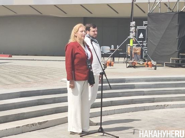 Первая жена Алексея Балабанова Ирина Балабанова и его старший сын Федор Балабанов на открытии памятника режиссеру в Екатеринбурге(2026)|Фото: Накануне.RU Первая жена Алексея Балабанова Ирина Балабанова и его старший сын Федор Балабанов на открытии памятника режиссеру в Екатеринбурге(2026)|Фото: Накануне.RU
