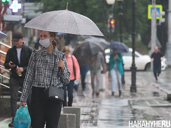 Люди под дождем(2020)|Фото: Накануне.RU Люди под дождем(2020)|Фото: Накануне.RU