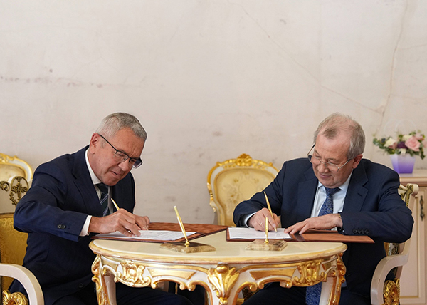 Генеральный директор ТМК Сергей Чикалов и президент РАН Геннадий Красников подписывают соглашение о сотрудничестве(2026)|Фото: пресс-служба Трубной металлургической компании
