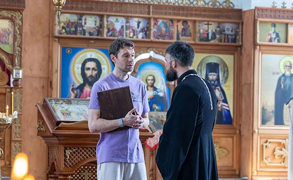 Алексей Вихарев в Крестовоздвиженском храме в Нижних Сергах, который пострадал от паводка(2026)|Фото: Волонтерский центр Алексея Вихарева