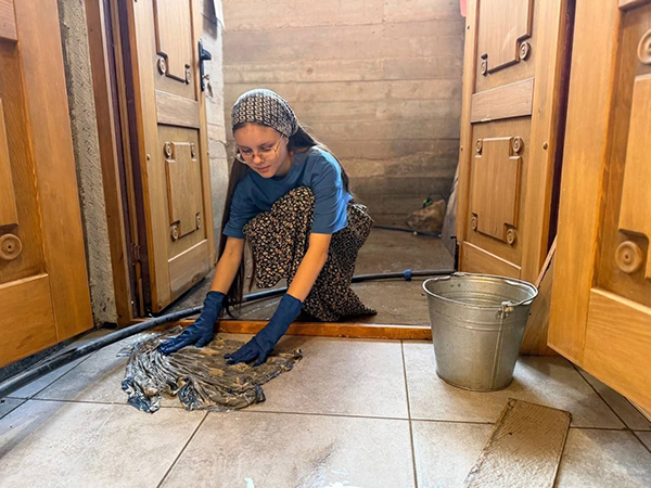 Волонтеры Алексея Вихарева в Крестовоздвиженском храме в Нижних Сергах, который пострадал от паводка(2026)|Фото: Волонтерский центр Алексея Вихарева