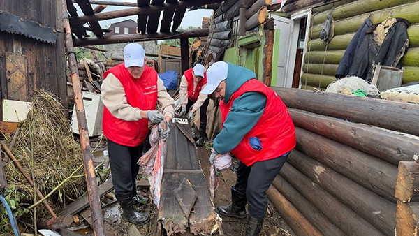 Волонтеры Алексея Вихарева в Нижних Сергах, пострадавших от паводка(2026)|Фото: Волонтерский центр Алексея Вихарева